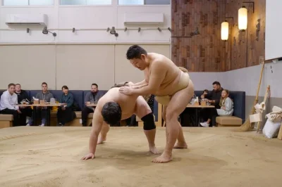 Vivi l’energia del sumo a tokyo: guarda match dal vivo, incontra lottatori ritirati e gusta un pranzo con chanko nabe e tonkatsu. include pranzo e foto ricordo.