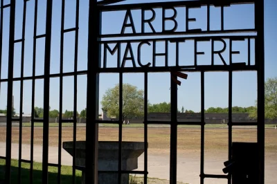 Découvrez l’histoire poignante de sachsenhausen lors d’une excursion guidée au départ de berlin. marchez avec un expert, écoutez les témoignages des survivants et retournez en bus climatisé 