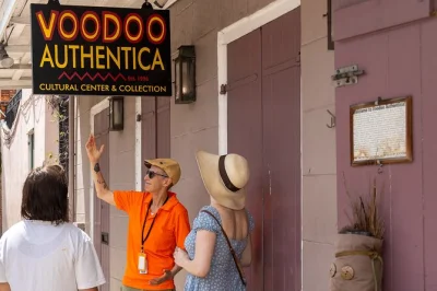 Descubre congo square en new orleans con un guía local, escucha historias reales de vudú, visita sitios sagrados y termina en voodoo authentica. incluye artefactos para tocar.