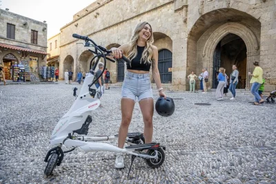 Sinta a energia de rodes enquanto percorre a cidade medieval e o porto mandraki em um tour privado de trikke com guia local. inclui fotos e água.