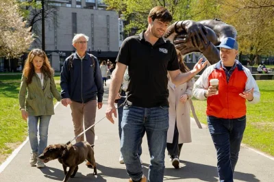 Recorre el freedom trail de boston en un tour a pie en grupo pequeño, con historias sobre la revolución, la abolición y la vida cotidiana contadas por un guía local apasionado. incluye todos los s