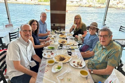 Erlebe dubais älteste viertel, probiere shawarma, falafel & kunafa, überquere dubai creek mit der abra und schlendere durch die gold- und gewürzmärkte – inklusive leckerer kostproben.