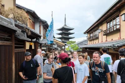 Erlebe kyotos gion mit einem lokalen guide, schlendere durch alte gassen, besuche den kiyomizu-dera tempel und spaziere durch den maruyama park. inklusive führung und kulturelle einblicke.