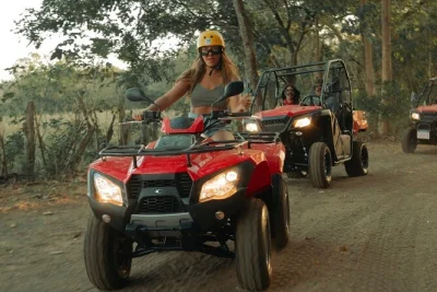 Esplora in atv o buggy da tamarindo o conchal verso spiagge selvagge, sabbia nera e fiumi. include prova guida, guida, attrezzatura e frutta fresca—prenota la tua avventura ora.