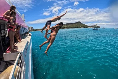 Waikiki erleben: sonnenuntergangs-bootstour, schwimmen im meer und spektakuläre farbenspiele am himmel. 2 stunden abenteuer mit lokalem team inklusive.