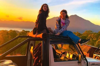 Erlebe den sonnenaufgang am mount batur im jeep, entdecke die schwarzen lavafelder und entspanne in natürlichen heißen quellen. inklusive hoteltransfer und frühstück.