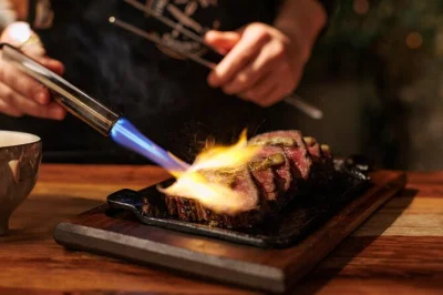 Empieza tu noche en buenos aires con una copa de bienvenida, aprende a hacer empanadas, disfruta vinos boutique y un ritual de mate—todo con guía local y vinos ilimitados.