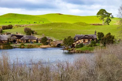 Erlebe hobbiton ab auckland in kleiner gruppe mit guide, spannende geschichten von einheimischen und ein getränk im green dragon inn – abholung inklusive.