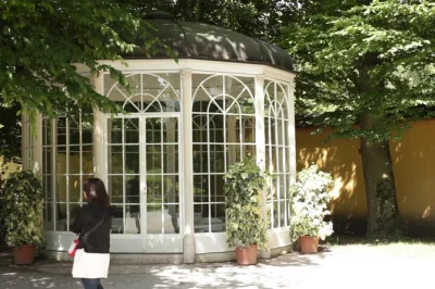 Follow the sound of music story from salzburg to hallstatt, with film locations, lake views, and time to wander. includes guide and air-conditioned transport.