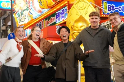 Vivi shinsekai a osaka con un tour a piedi tra 13 piatti tradizionali, strade illuminate al neon e una guida locale. scopri botteghe di famiglia e angoli nascosti.