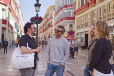 Malaga erleben: lokale weine, klassische tapas und handgemachter wermut in kleiner gruppe. inklusive abendessen, getränke und leidenschaftlicher lokaler guide.