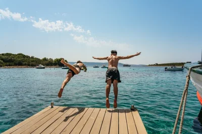 Nada en la laguna azul de croacia, pasea por las calles antiguas de trogir y relájate en la isla de Šolta. tour en lancha rápida desde split con equipo de snorkel incluido.