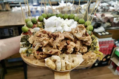 Explore as ruas históricas de nápoles com um guia local, provando mozzarella de búfala, pizza frita e limoncello. tour em grupo pequeno com degustações incluídas.