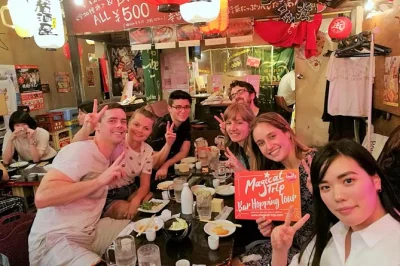 Vivi la notte di shibuya con un tour guidato tra izakaya, cena completa e all-you-can-drink. include pickup e foto ricordo.