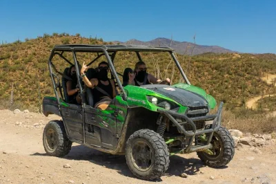Explore o lado selvagem do arizona em um passeio guiado de utv pelo deserto de sonora, cruzando rios e cânions perto de phoenix. inclui equipamento de segurança, guia e água mineral.
