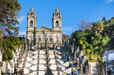Da porto, sali le scale di bom jesus, scopri le cappelle silenziose della cattedrale di braga ed esplora il castello di guimarães—pranzo e biglietti inclusi. servizio di pick-up incluso.