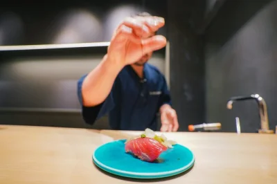 Scopri shinjuku di sera con una guida locale: sushi stagionale, bbq wagyu e bar accoglienti. tour per piccoli gruppi con drink e dessert inclusi.