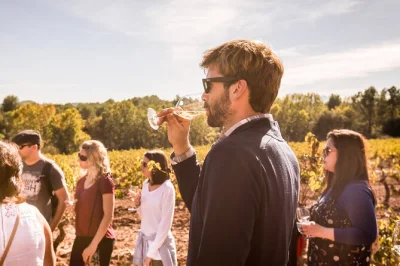 Découvrez l’air pur de montserrat, savourez un déjeuner catalan dans un château-vignoble médiéval et dégustez des vins bio lors d’une excursion en petit groupe au départ de barcelone avec g
