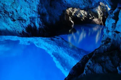 Desde split o trogir, descubre la cueva azul de croacia, nada en las playas de la isla de vis, haz snorkel en la bahía de budikovac y prueba la gastronomía local de hvar con guía incluido.