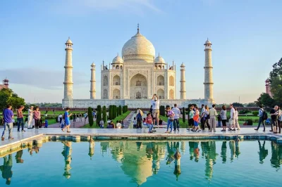 Erlebe den frühen morgen in delhi, fahre nach agra für eine geführte tour durch taj mahal & agra fort, inklusive lokalem mittagessen und privatem transfer.