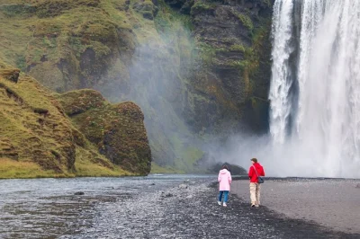 Découvrez seljalandsfoss sous la brume, marchez sur le sable noir de reynisfjara et touchez le glacier sólheimajökull lors d’une excursion en petit groupe au départ de reykjavik avec prise en ch