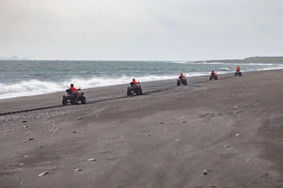 Vivi l’emozione di guidare un quad sulle sabbie nere di lava vicino al ghiacciaio mýrdalsjökull, con guida locale, viste spettacolari e tutta l’attrezzatura inclusa. prenota ora la tua avventura