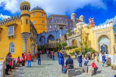 Explore os palácios de sintra, prove doces típicos nas ruas históricas e veja o atlântico bater no cabo da roca. tour em grupo pequeno com transporte saindo de lisboa.