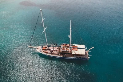 Erlebe eine ganztägige bootstour ab athen zu den inseln agistri, moni & aegina. schwimmen, griechisches buffet, wein genießen und inseln entdecken – mit abholung und lokalem team.