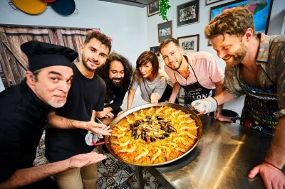 Découvrez barcelone en flânant au marché de la boqueria, apprenez à préparer paella et sangria, et partagez des tapas entre amis. recettes et boissons incluses.