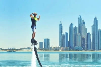 Vivez l’adrénaline du flyboard à dubai avec un moniteur patient et tout l’équipement de sécurité inclus. initiez-vous aux figures et plongeons façon dauphin, avec des conseils adaptés à vo