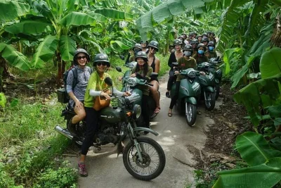Recorre en motos clásicas desde hanoi hasta el delta del río rojo, descubre aldeas antiguas y la ciudadela, prueba comida auténtica del campo y conecta con la gente local. recogida incluida.
