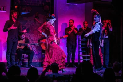 Viva a energia de sevilha no flamenco do tablao el arenal, aproveite seu drink e escolha entre tapas ou jantar completo. entrada e artistas locais incluídos.