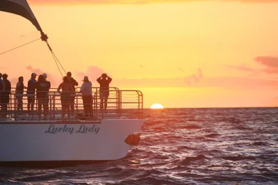 Vivi la brezza dell’oceano navigando lungo la na pali coast di kauai al tramonto, con cena, open bar e equipaggio locale. include pick-up e capitano autorizzato uscg.