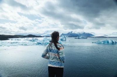 Sinta o frio dos icebergs flutuantes de jökulsárlón, caminhe pelas areias negras da diamond beach e ouça histórias no skógafoss — com transporte incluso saindo de reykjavik.