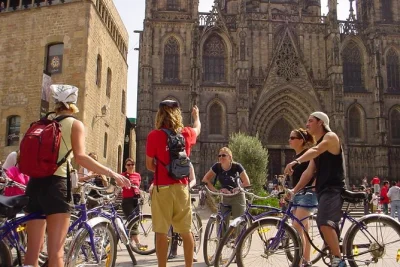 Descubre barcelona en bici con guía local. recorre sagrada familia, callejones góticos y la playa de la barceloneta con paradas para fotos, historias y risas.