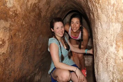 Erkunde die cu chi tunnel nahe ho-chi-minh-stadt, krieche durch die unterirdischen gänge, probiere den schießstand aus und genieße lokalen tee. inklusive abholung, guide und eintritt.