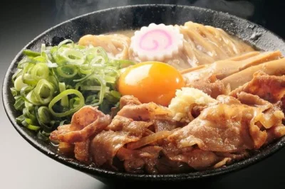 Découvrez la fabrication du ramen à kabukicho, shinjuku, avec des locaux — choisissez votre bouillon, faites sauter vos garnitures et composez votre bol. tout inclus, repas compris.
