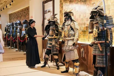 Erlebe echte samurai-rüstung, lerne den umgang mit dem katana und wirf ninja-sterne im samurai & ninja museum kyoto – eintritt und aktivitäten inklusive.