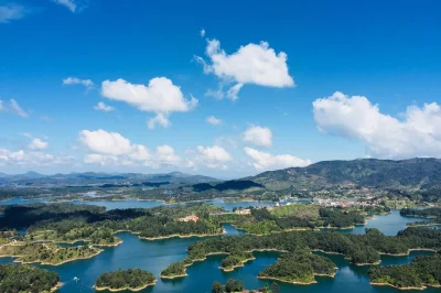 Step up el peñol’s 740 stairs, cruise the guatapé reservoir, and wander colombia’s most colorful town on this day trip from medellín—includes pickup and lunch.