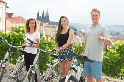 Descubre praga en un tour en e-bike con guía local. recorre el castillo de praga, parque letná, muro de lennon y más. grupos pequeños o privados, incluye agua.