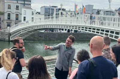 Descubre dublín con un guía local que te llevará por leyendas, rincones secretos y su pasado mítico. tour accesible a pie con historias auténticas.