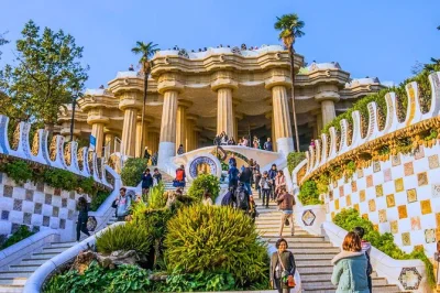 Descubre la barcelona más divertida de gaudí en park güell, evita las colas, recorre con un guía local y conoce los secretos de la ciudad—entrada rápida y auriculares incluidos.