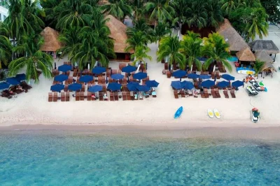 Profitez du sable, savourez des tacos frais et détendez-vous avec boissons à volonté au chula’s beach club à cozumel. transport aller-retour, sports nautiques et déjeuner inclus.