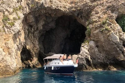 Sinta a brisa do mar em um passeio de barco saindo de giardini naxos, nade no parque marinho de isola bella, explore grutas e celebre com prosecco e doces de amêndoa. inclui parada para banho.