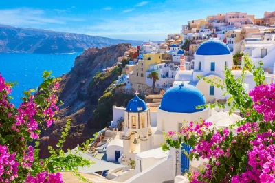 Scopri i villaggi di santorini in un tour di piccolo gruppo. fermate per foto, tempo libero a oia e storie locali. include il pick-up dalla funivia.