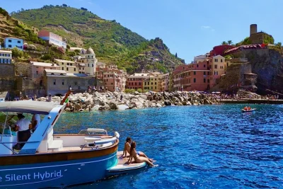 Descubra a costa da cinque terre num passeio de barco saindo de monterosso, com paradas para nadar em enseadas escondidas, aperitivo local e conforto em grupo pequeno. inclui bebidas e guia.