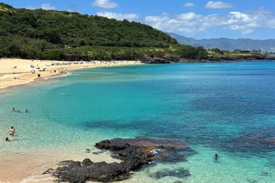 Erlebe oahus north shore mit dem surf bus – schwimme an den waimea falls, koste frische macadamias, entdecke haleiwa und genieße den hoteltransfer inklusive.