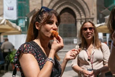 Explore as ruas vibrantes de catania, prove caponata, cones de peixe frito e cannoli, e divirta-se com um guia local. inclui degustações, água e uma bebida.