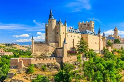Descubre segovia y toledo en un día desde madrid. pasea bajo el acueducto romano, visita castillos medievales y disfruta de un tour con guía bilingüe y transporte ida y vuelta.