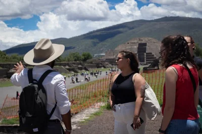 Parti da città del messico per un tour a teotihuacan con colazione in grotta, esplora le antiche piramidi e scopri l’ossidiana con guida locale e trasferimento incluso.